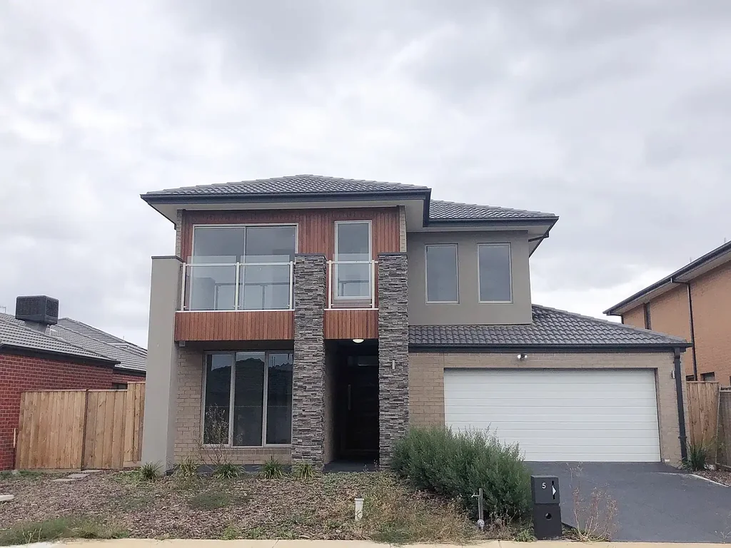Convenient & Spacious Family Home - 3 Bathrooms