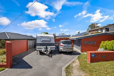 Golden Square 4房  Solid Brick Family Home with Solar, Security & Room for the Caravan