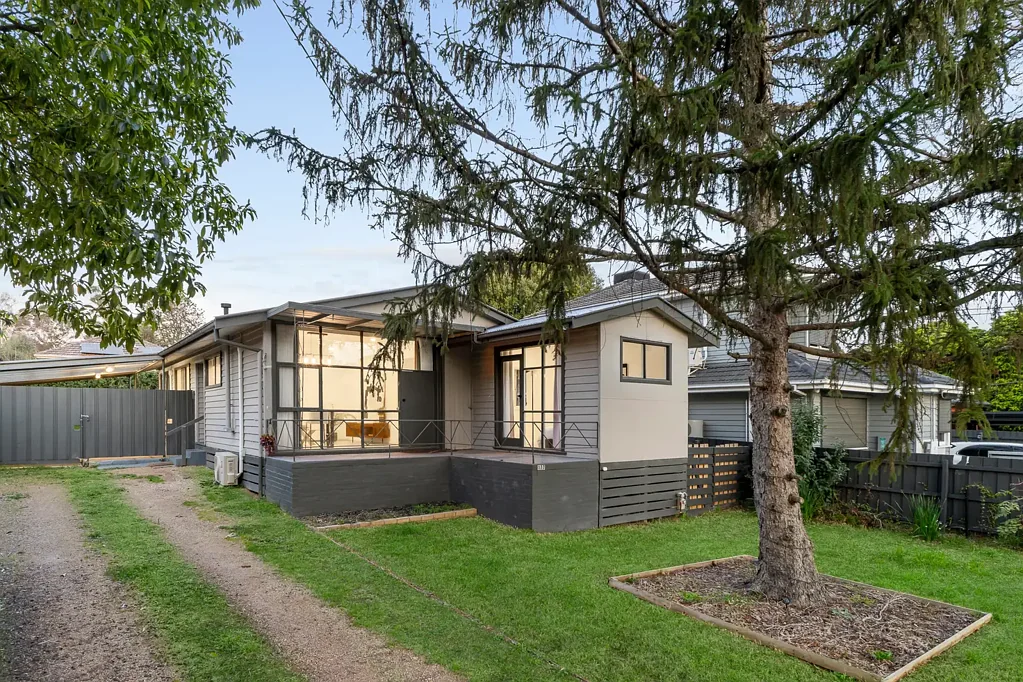 Forest Hill 2房 翻新雅致，宽敞时尚，卓越便利 Renovated Elegance with Space, Style and Exceptional Convenience