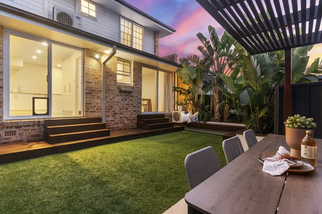 Caringbah 3房 光线充足 开放式起居 全新粉刷 新地毯 质量石材厨房 宽敞卧室 私密庭院 地理位置优越 Stylishly Renovated Townhouse in a Peaceful Setting