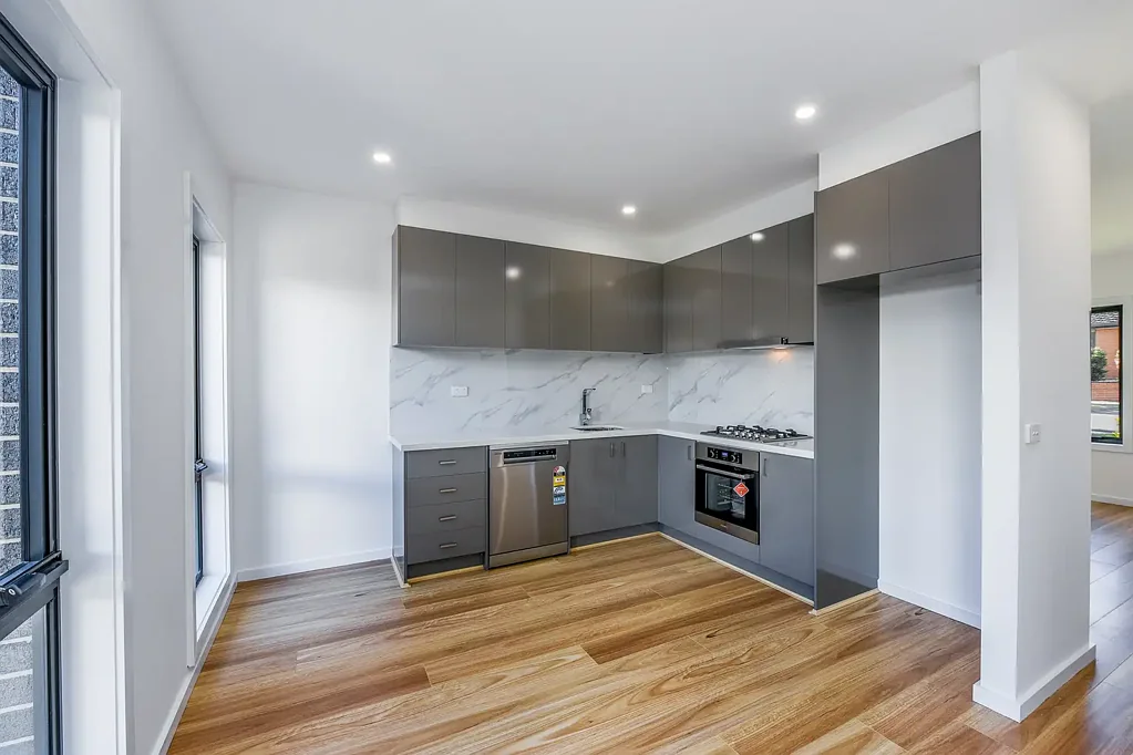 3 Bedrooms Modern Townhouse including Gardening