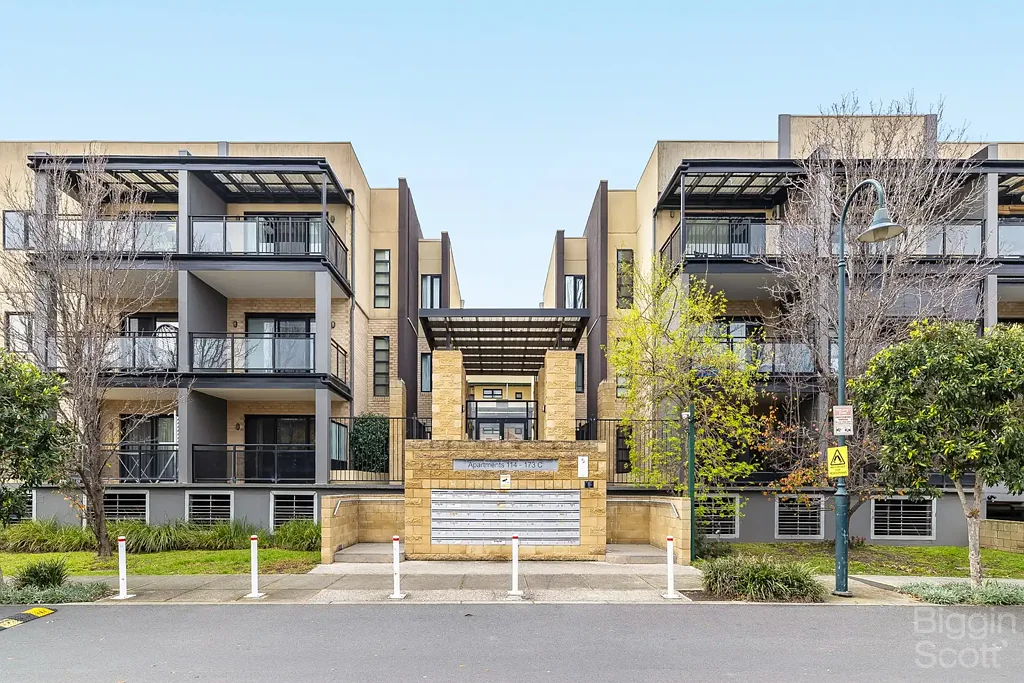Light-Filled Apartment with Balcony, Study Nook and Car Space in Glen Huntly