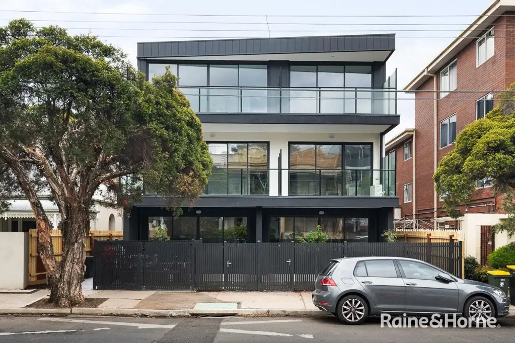 2 Bed Apartment In Coveted Pocket!