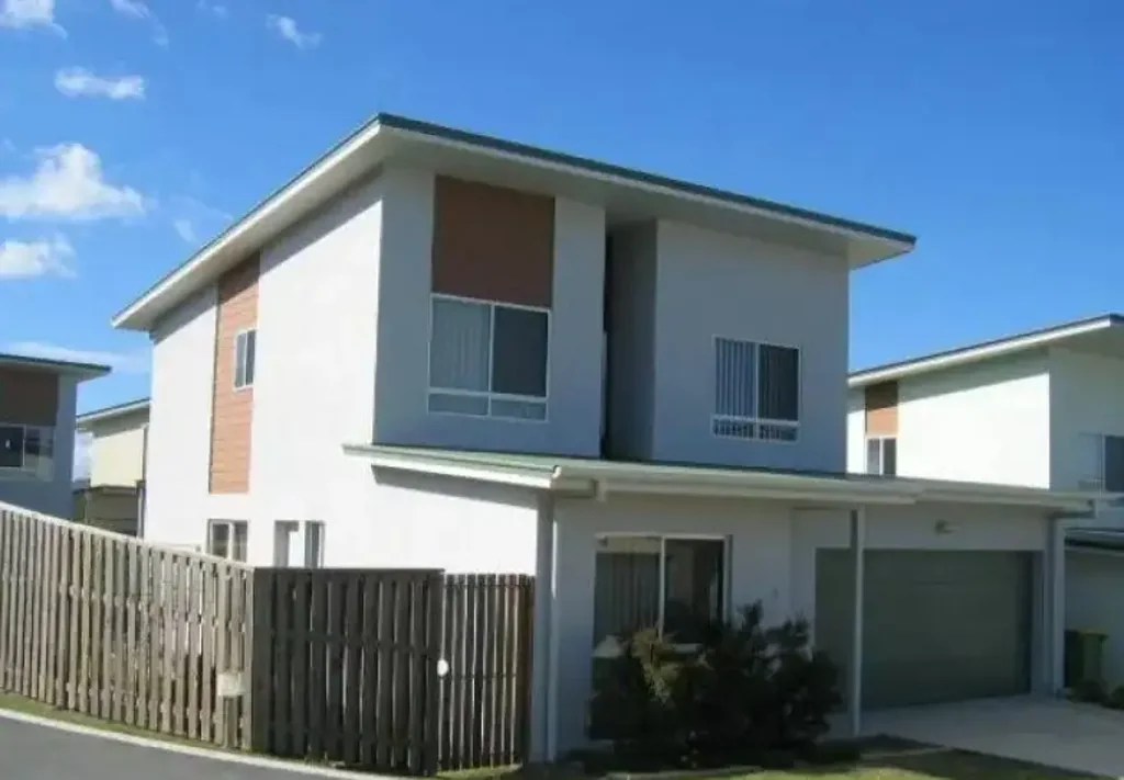 SPACIOUS FOUR-BEDROOM TOWNHOUSE IN A RESORT-STYLE COMPLEX