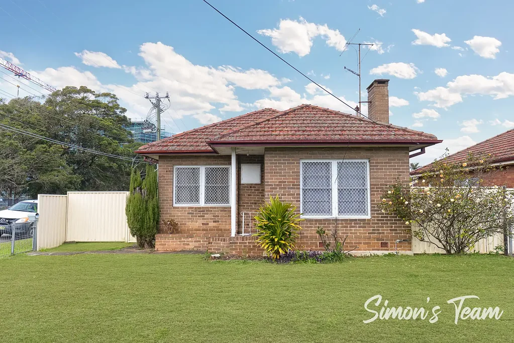 Villawood 3બેડરૂમ Full Brick Family Home I Walk to Station & Shops I Corner Block | R4 Zoning