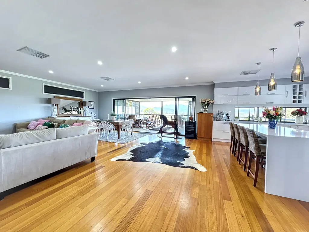 Bullawa Creek 4Kwarto STUNNING DESIGNER RESIDENCE ON ACREAGE WITH PANORAMIC VIEWS
