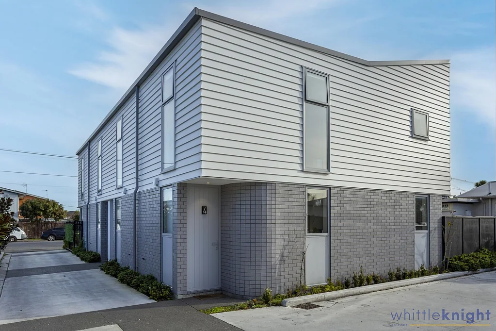 Sydenham 2房  Delightful townhouse situated on end of block