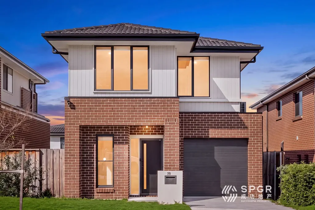 Rouse Hill 4房 安静专属街道 私密便捷生活 现代顶级装修 明亮宽敞卧室 主卧步入衣帽间 时尚优质电器 宽敞后院娱乐 距离火车站近 靠近购物中心 靠近公园设施 无缝通勤便利 Charming Home in the Heart of Rouse Hill – Discover Your Dream House Today!