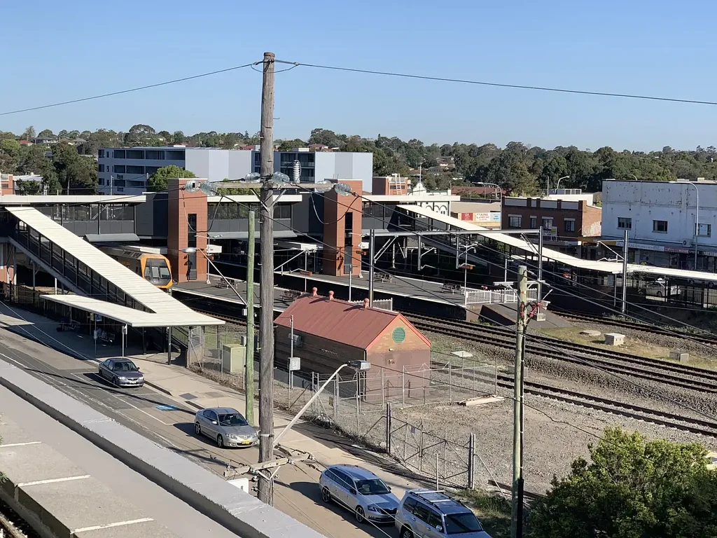 Close to Station & Shops
