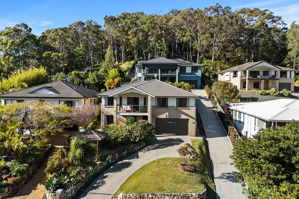 Caves Beach 4chambre Designed for Growing Families, Positioned for Lifestyle