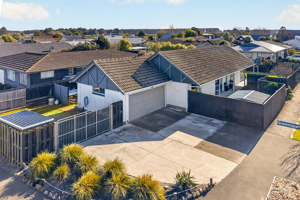 Parklands 3 Bedroom Spacious, 3-bedroom, parking galore!