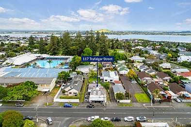 Onehunga 5房  Reap the Rewards of this Multi-Purpose Site!