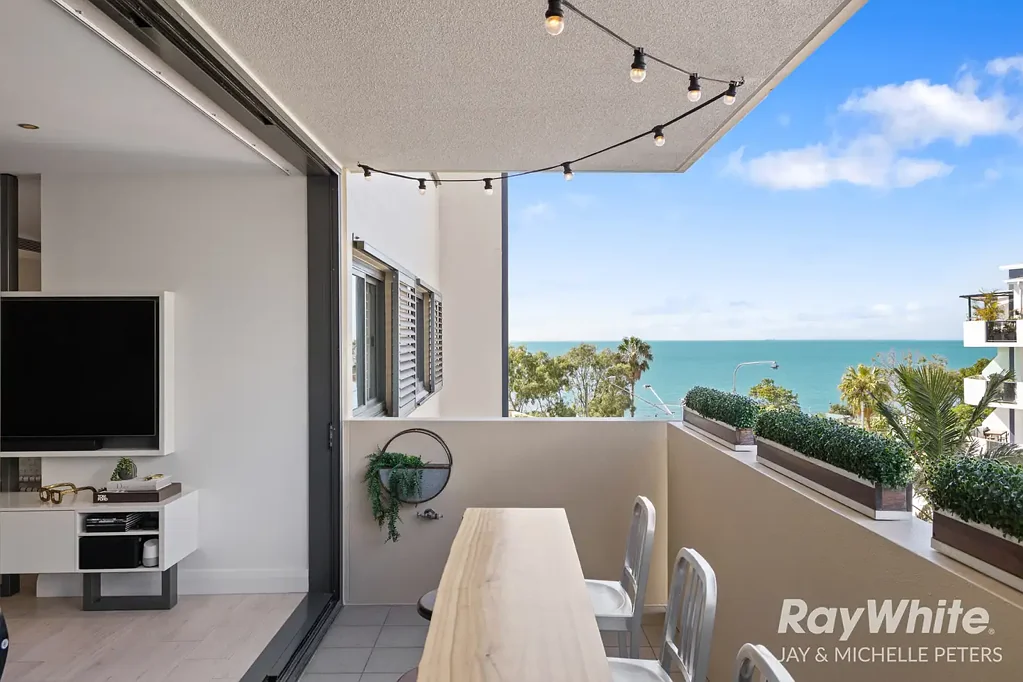 Redcliffe 2房  定制豪华公寓 - 罕见机会呈现！  Bespoke Luxury Apartment - Rare Opportunity Presents!