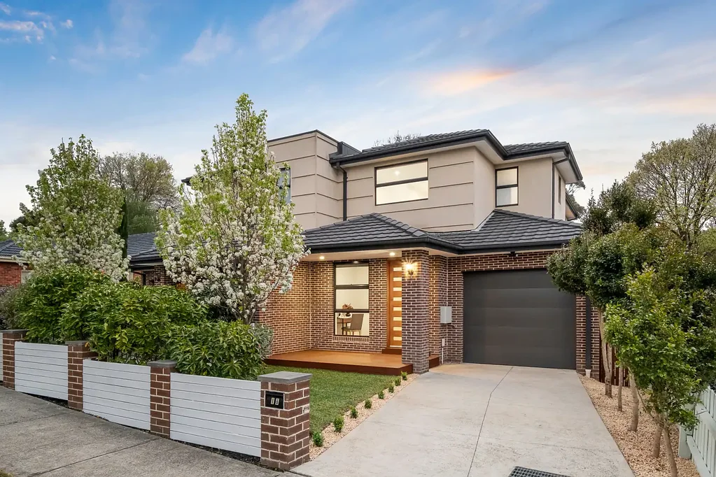 Box Hill South 4房 Kingswood College近邻 划片优质名校 美食石材厨房 步入式食品储藏 宽敞露台 开放式起居 便捷交通网络 Family sophistication zoned for Box Hill High School