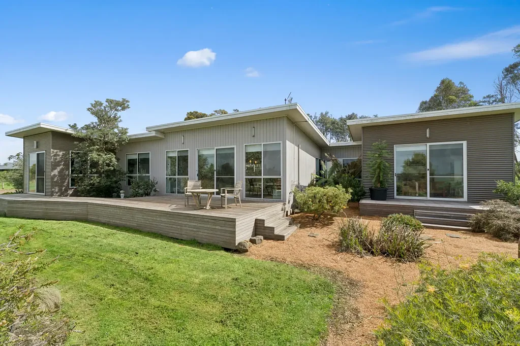 8 Bond Street, Cobden, VIC 3266