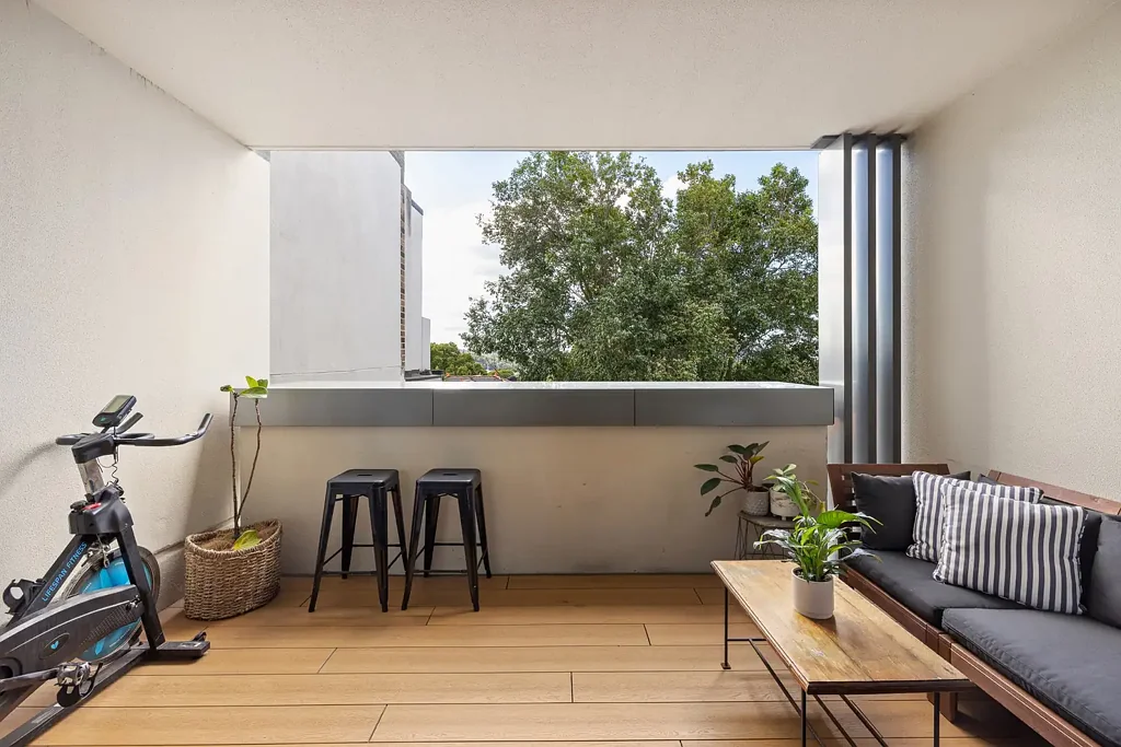 Drummoyne 2कमरा Well-appointed and spacious two-bedroom with long north views