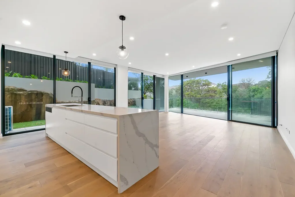 Luxury Three Bedroom Apartment With Parking!