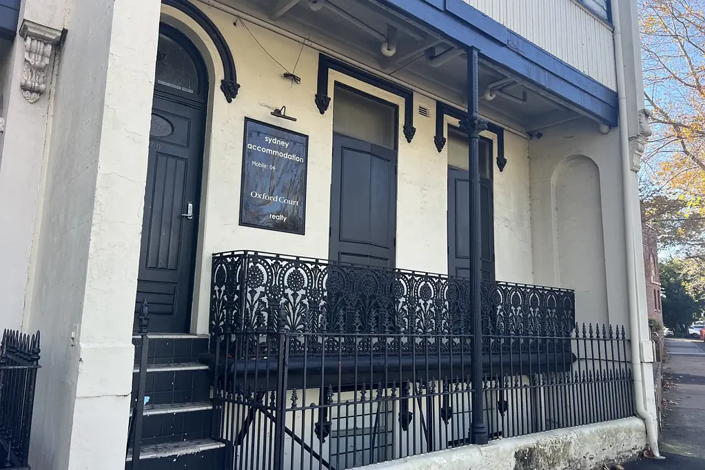 VICTORIAN STYLE PARTLY FURNISHED STUDIO AT WOOLLAHRA