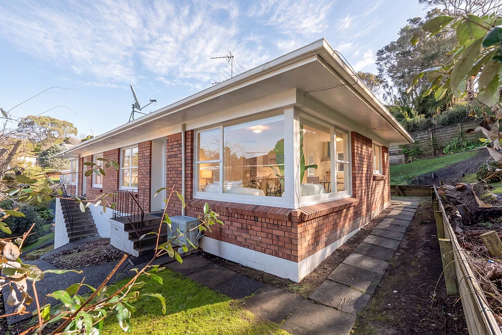 Totara Vale 2Phòng ngủ Brick & Tile -- First Home & Investment