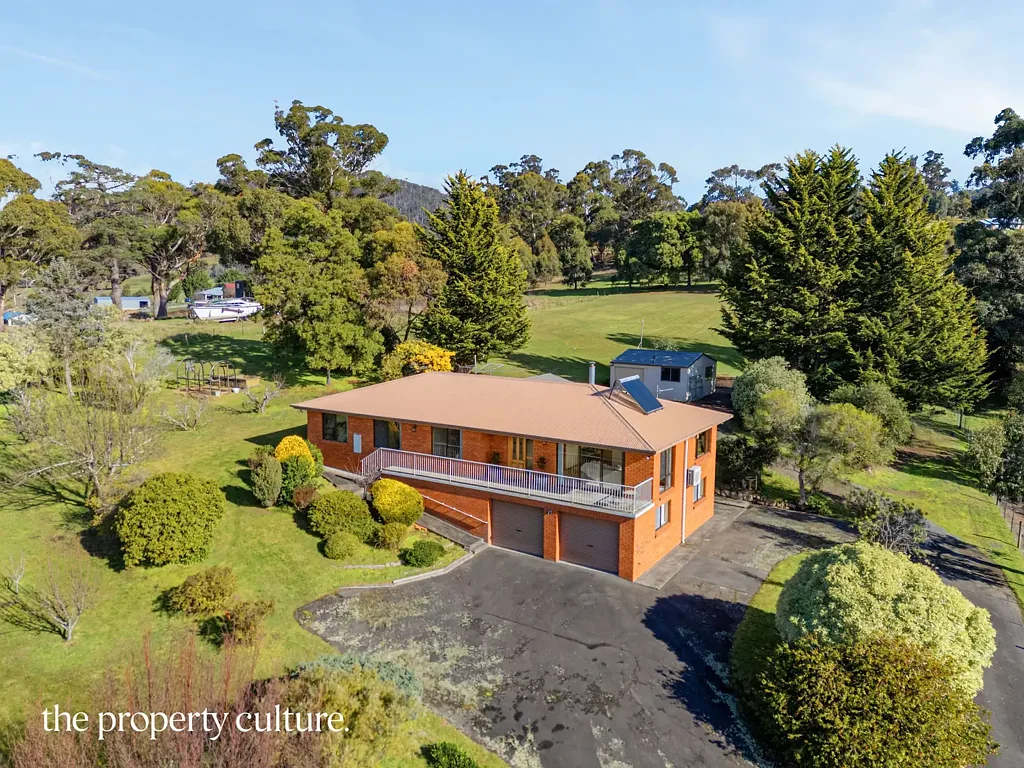 Lymington 3房  Water Views and Acreage in Sun-Soaked Position