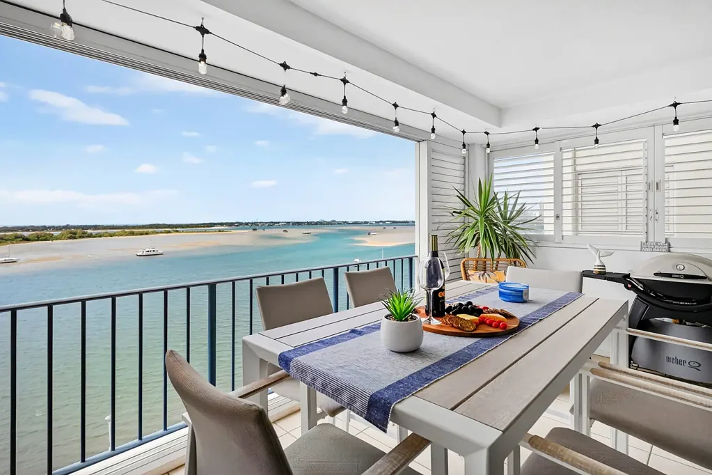 Labrador 2 Slaapkamer UNINTERRUPTED BROADWATER VIEWS & EFFORTLESS COASTAL LIVING