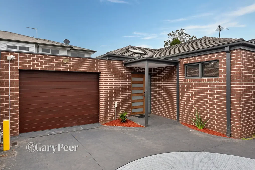 Bentleigh East 3房 单层三卧联排 私密庭院露台 现代厨房Bosch电器 欧洲橡木地板 主卧套间全卫 优越地段步行学区商圈 Private rear sanctuary with single-level ease & modern finishes