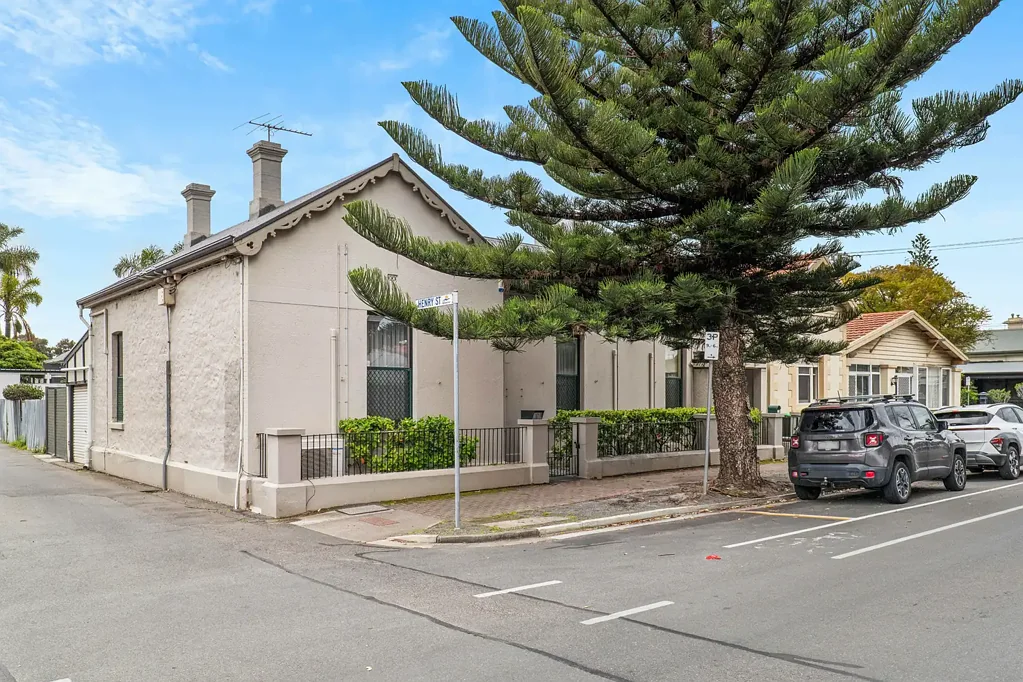 Glenelg 3房  TWO RESIDENCES, ONE EXCEPTIONAL GLENELG ADDRESS – A RARE BEACHSIDE HOLDING WITH OUTSTANDING FLEXIBILITY