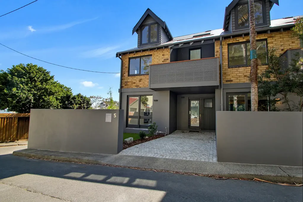Beautifully Refurbished Three-Bedroom Townhouse in a Prime Glebe Location
