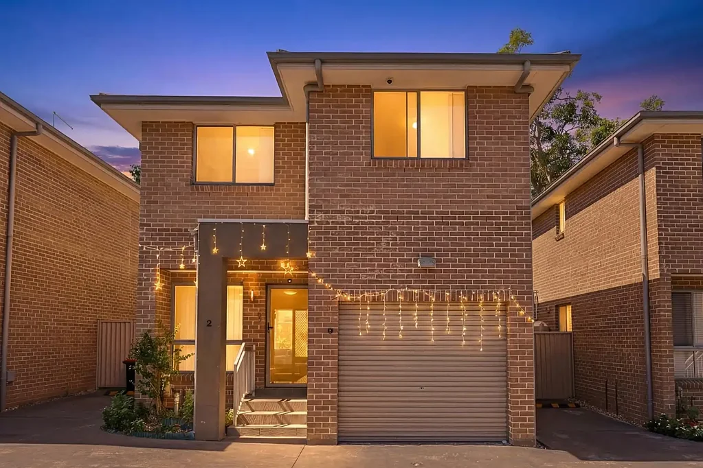 Modern Townhouse Opposite School | Walk to Station & Shops
