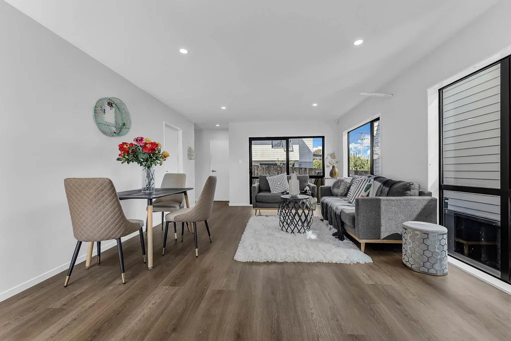 Manurewa 3部屋 Inquiries over $699,000; CV $800,000.