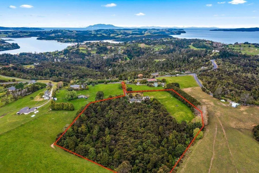Snells Beach 4房  Offers Wanted  Two homes, Endless Possibilities