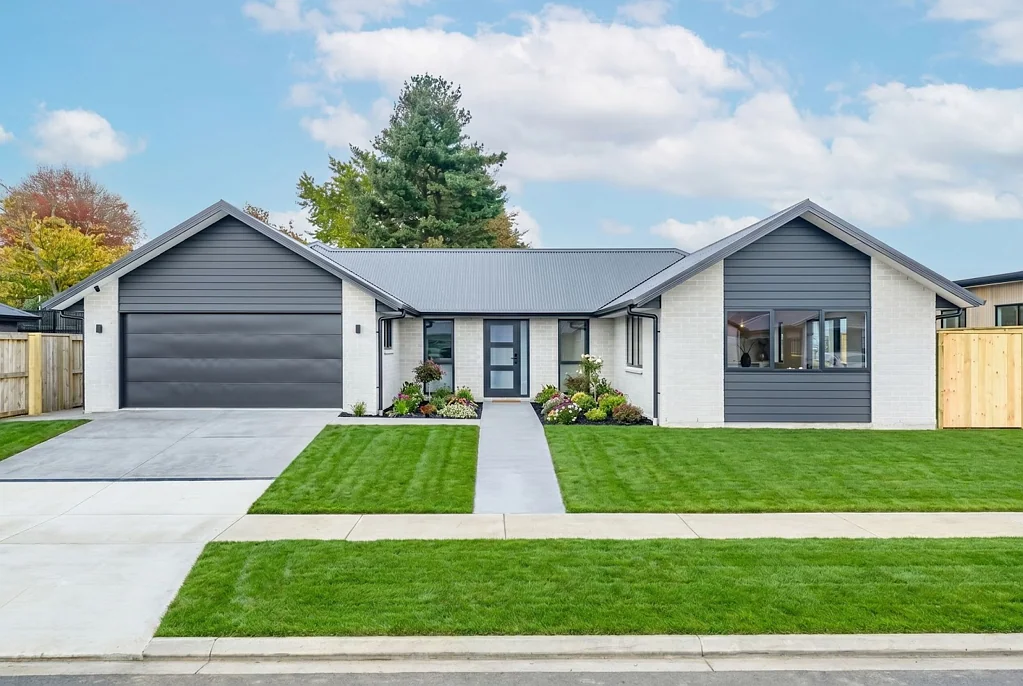 Cambridge 4Kwarto Architecturally Refined Family Residence