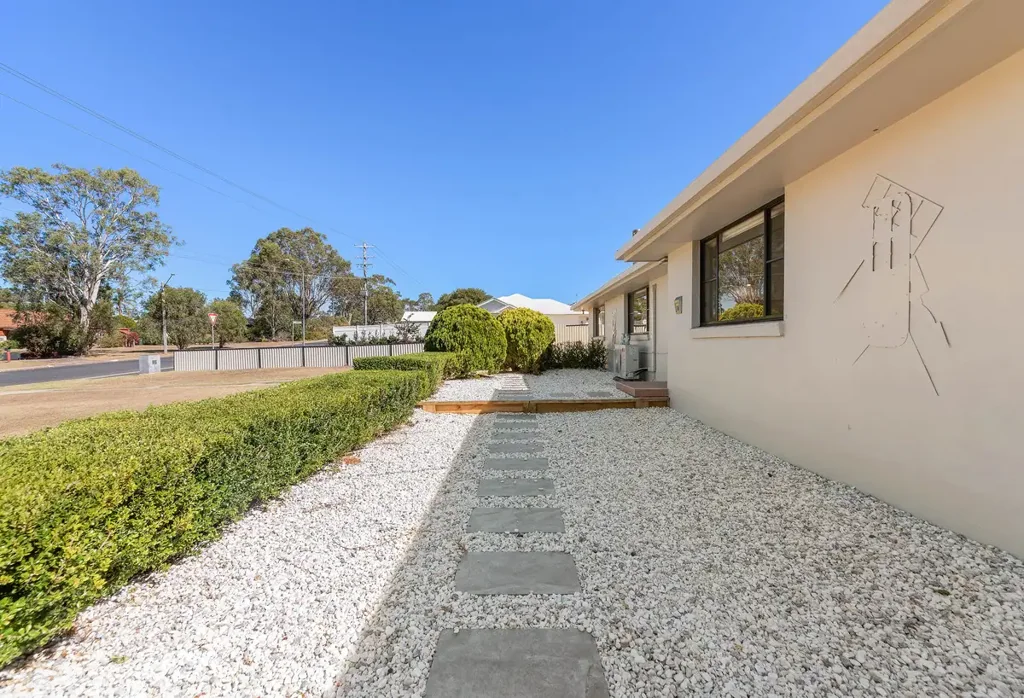 Warwick 4침실 FAMILY LIVING MEETS DEVELOPMENT OPPORTUNITY - LARGE CORNER BLOCK WITH DA APPROVAL – LIVE IN OR CAPITALISE