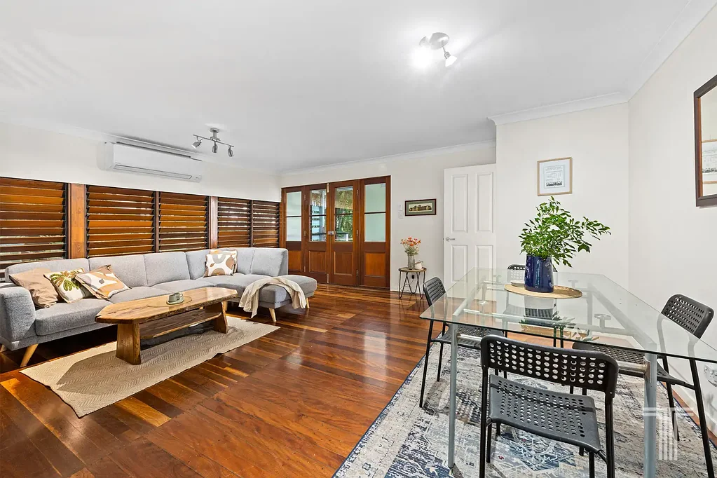 Mount Gravatt East 4침실 Spacious Family Living on a Prime 875m² Block in Mansfield Catchment
