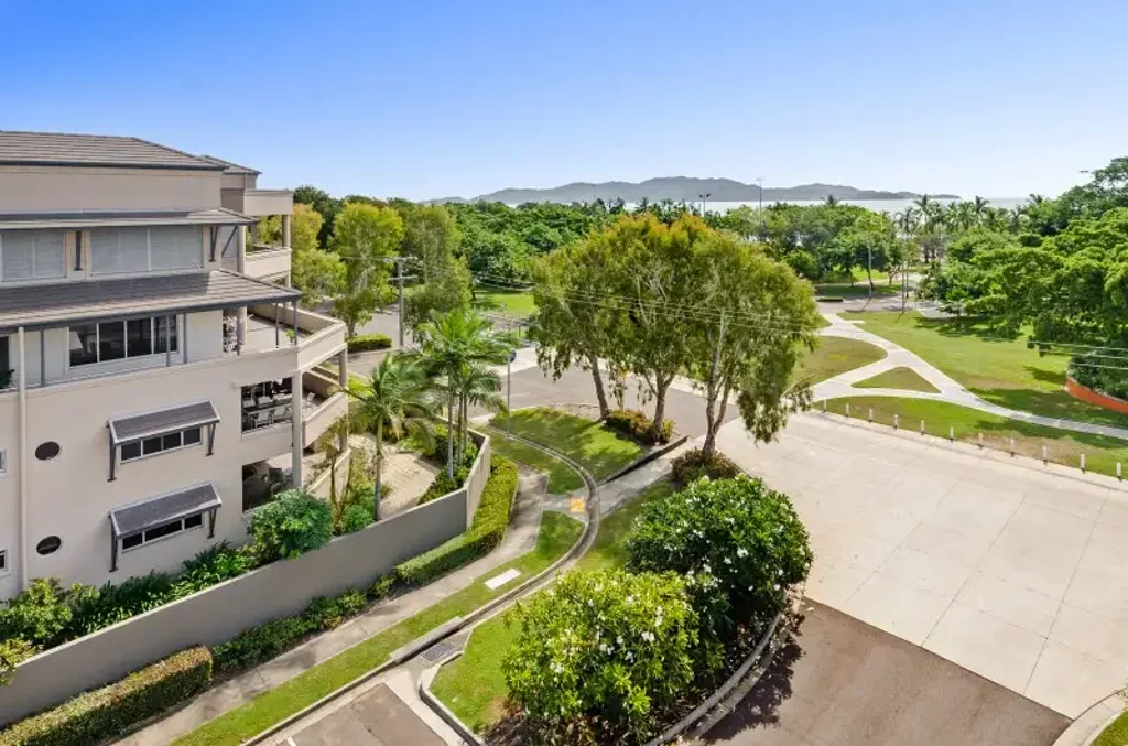 NORTH WARD LUXURY APARTMENT - FULLY FURNISHED  -THE PERFECT LIFESTLE LOCATION WITH SEA-VIEWS AND SEA-BREEZES.