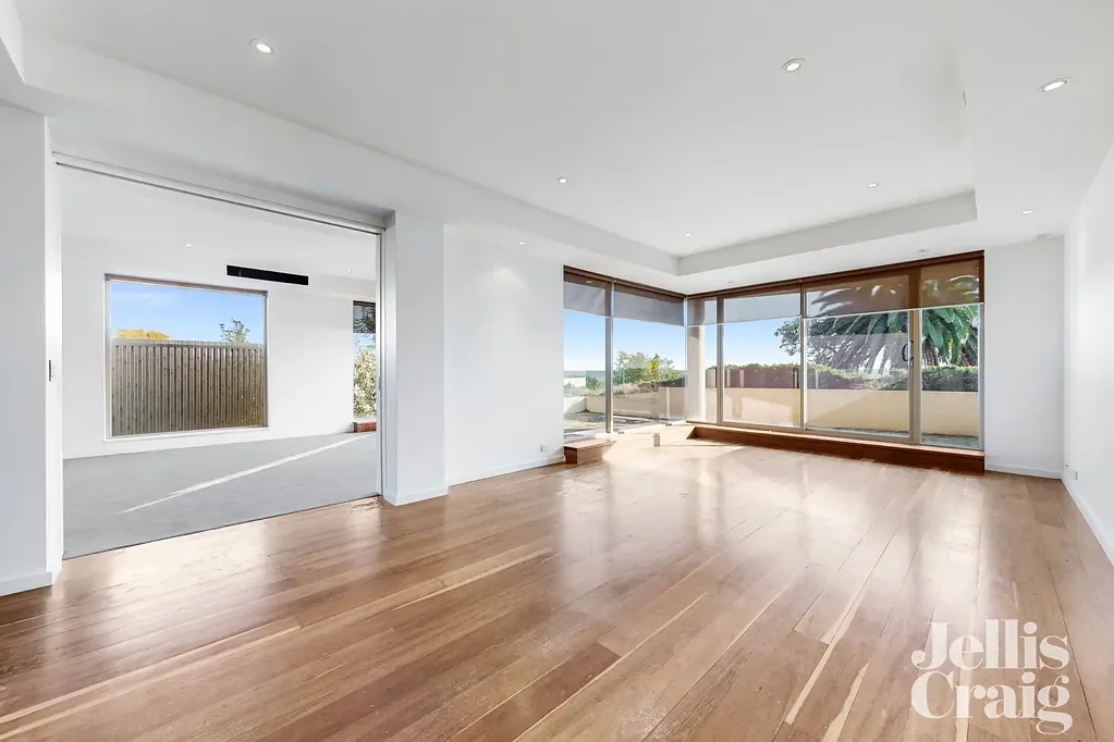 ABSOLUTE BEACHFRONT GOLDEN MILE WITH SPECTACULAR BAY AND CITY VIEWS