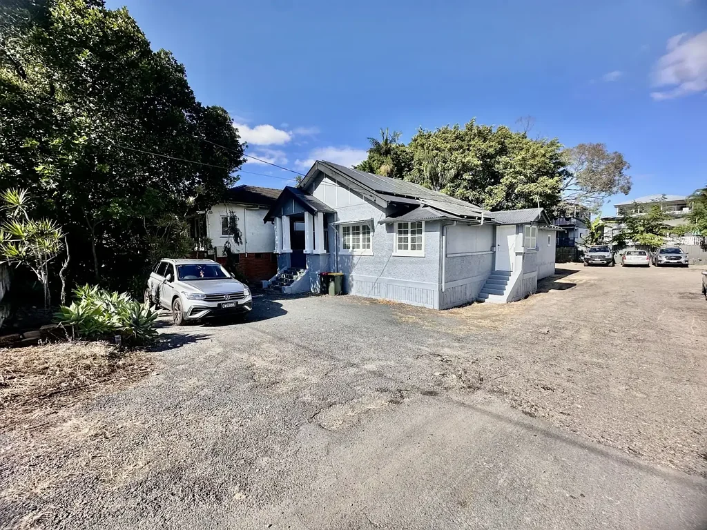 Greenslopes 4침실 Newly Renovated 4 Bedroom Home - Zoning MU3 Corridor (Mix use High Density Residential & Commercial)