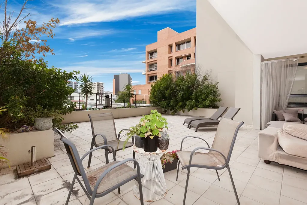 HUGE 100SQM PRIVATE COURTYARD ON GROUND FLOOR