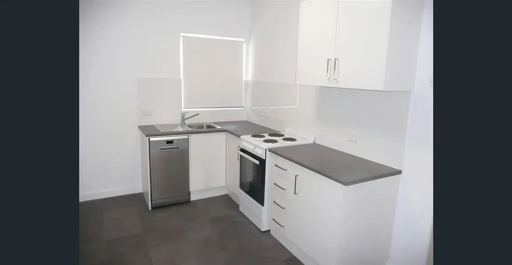 WALK TO SHOPS - LOVELY KITCHEN & BATHROOM - NO WATER CHARGES