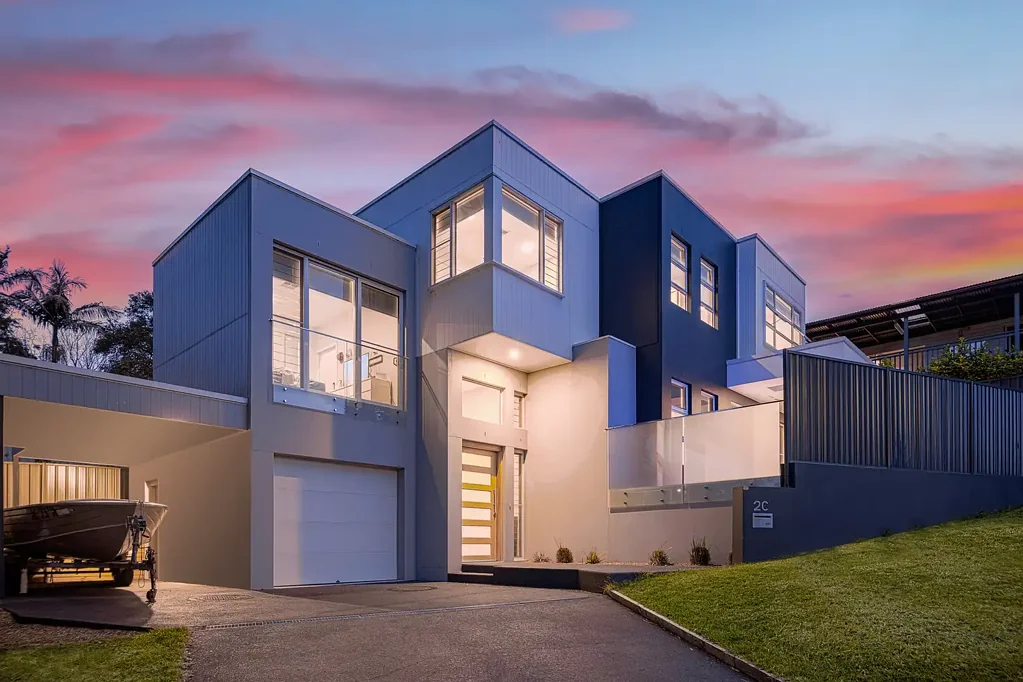Jannali 4房  Luxurious family living with sunny northerly aspect.