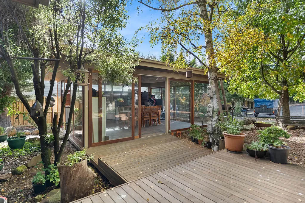 Trentham 4ห้องนอน 2 Titles & 2 Street frontages. 
A rare opportunity to secure a family home, huge shed & a 2nd block, offering versality and exceptional potential.