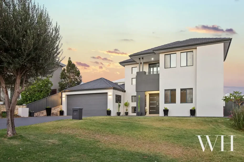 Beaconsfield 4 Slaapkamer Contemporary Coastal: Sunlit Spaces & Flexibility