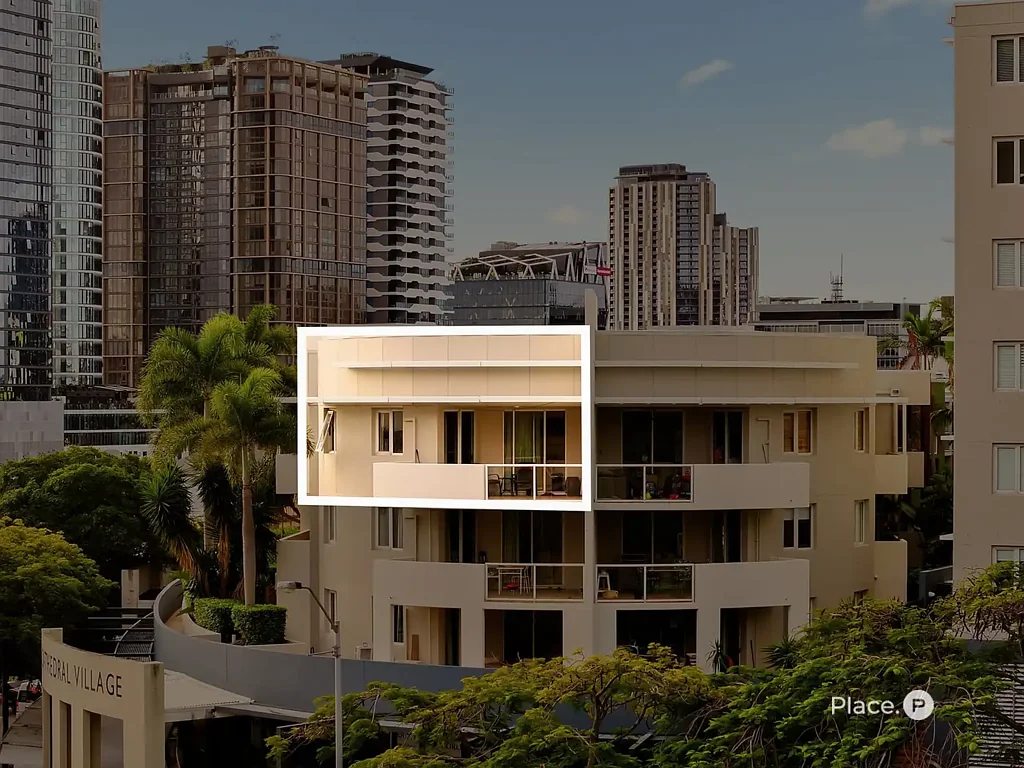 Fortitude Valley 1房 顶层度假村风格 公寓采光充足 俯瞰Cathedral Park 城市天际线 低维护生活 中心便捷位置 多样住户设施 茂密热带景观 泻湖式泳池 加热按摩池 健身房 烧烤区 精心庭院 周边 James Street Howard Smith Wharves Chinatown Fortitude Valley Train Station CBD 近在咫尺 Top Floor Living with Park and City Views in Resort-Inspired Cathedral Place