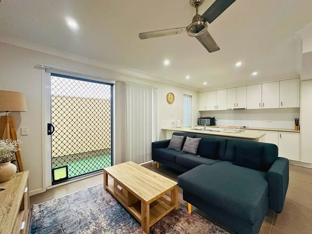 MODERN 3 BED, 2-BATH UNIT! LOW MAINTENANCE & WALKING DISTANCE TO TOWN