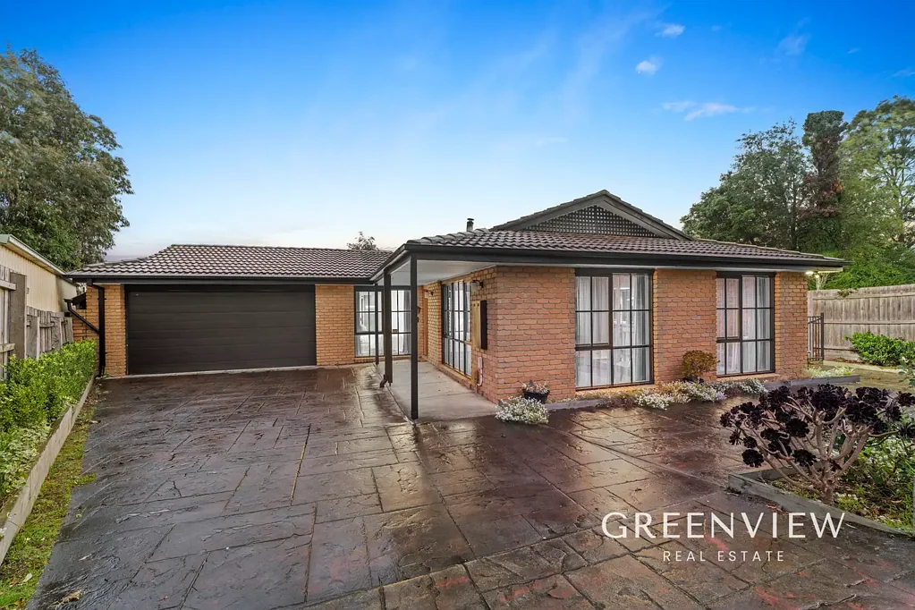 Cranbourne North 4房 宁静庭院位置 803sqm宽敞地块 四卧主套房独立卫浴 双起居区全屋冷暖 全屋蒸发制冷 宽敞带顶棚露台 热门区域优质学校 便利购物选择 Spacious Family Living on a Rare 803 SQM Block!