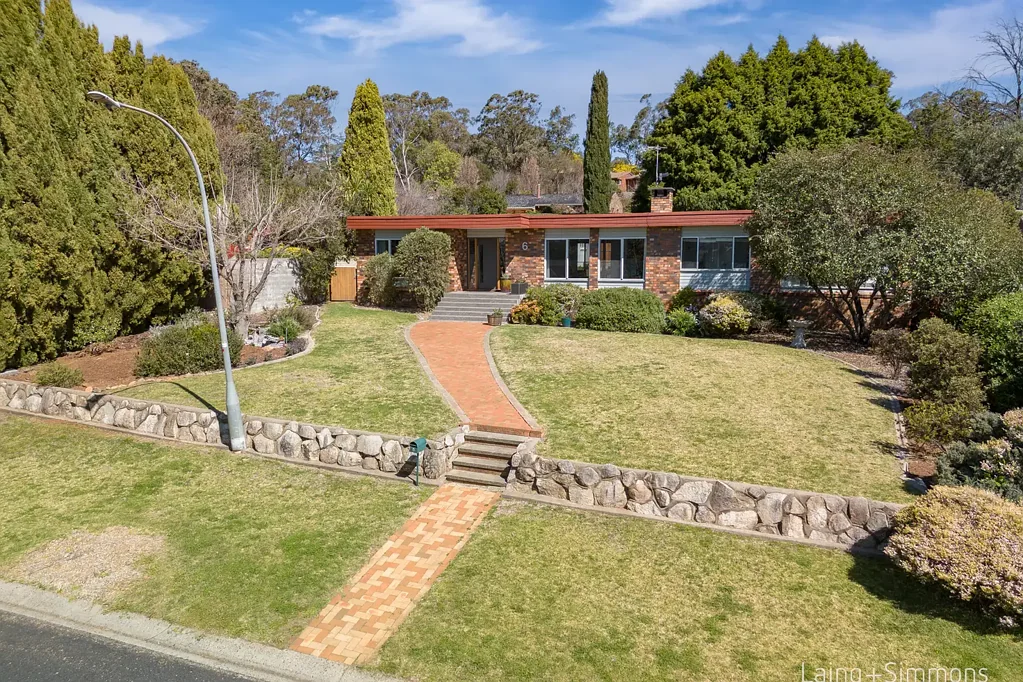 Armidale 4कमरा Remarkable Family Home In Tightly Held South Hill Location