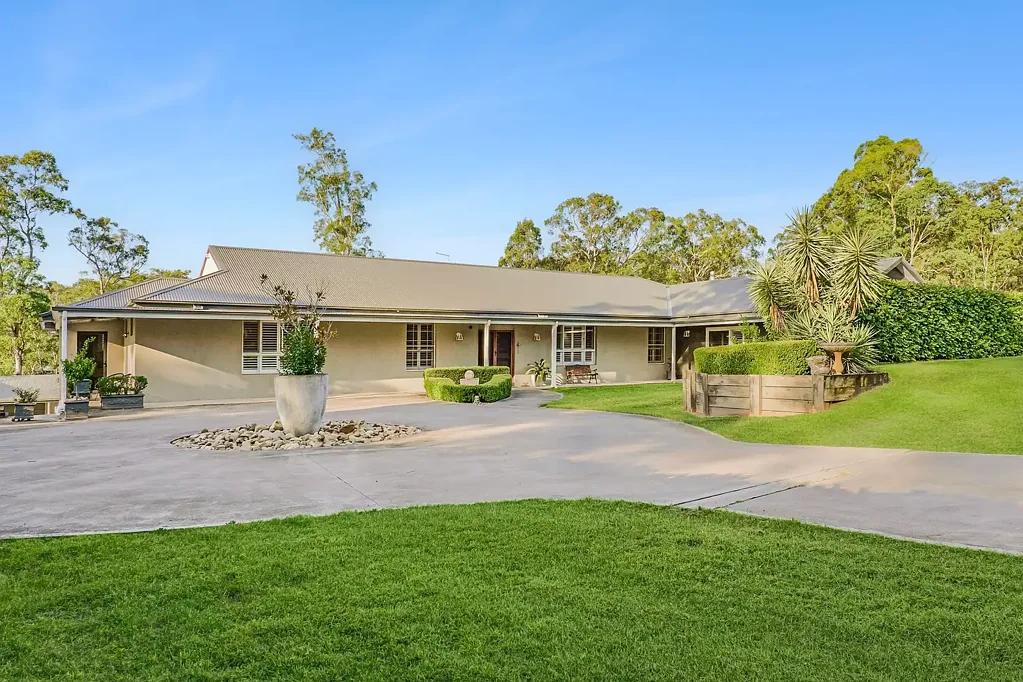 Pitt Town 5침실 Stunning Custom Residence on 5 Acres with Huge Shed
