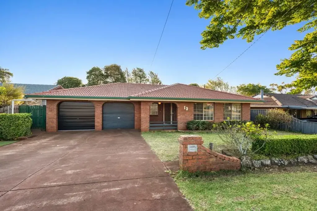 Harristown 5कमरा Spacious Brick with Potential PLUS!
