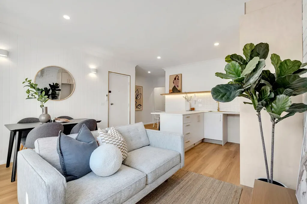 Ascot Vale 2कमरा Stylish Renovation with Premium Finishes and Prime Position