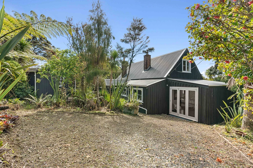 Piha 3ਬੈੱਡਰੂਮ Coastal Charm Meets Native Bush Serenity